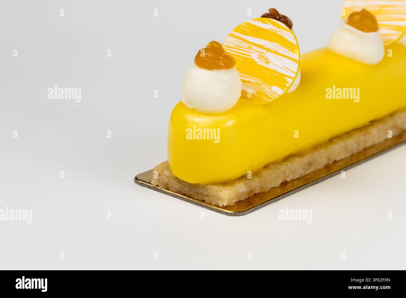 Pasticcino individuale con cheesecake al frutto della passione e guaiava isolato su sfondo bianco – Dessert tropicale gourmet in primo piano Foto Stock
