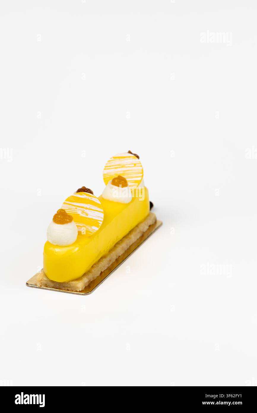 Pasticcino individuale con cheesecake al frutto della passione e guaiava isolato su sfondo bianco – Dessert tropicale gourmet in primo piano Foto Stock