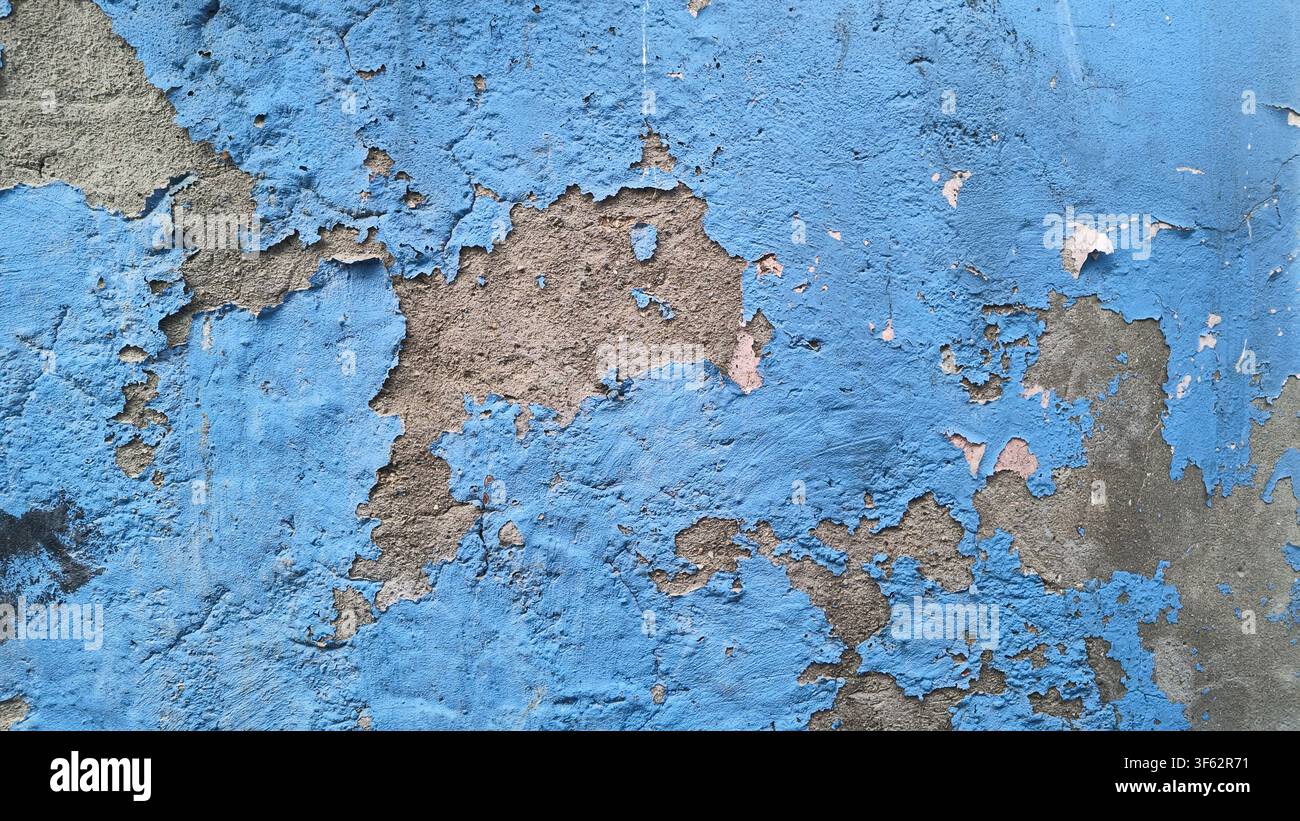 Vista ravvicinata di un muro blu che si sfoglia con dettagli di texture Foto Stock