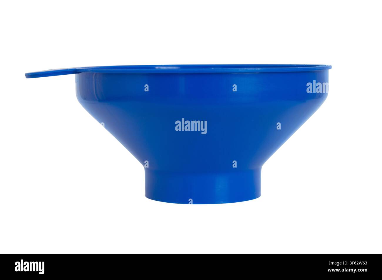 Imbuto di plastica blu isolato su sfondo bianco. Un primo piano di un imbuto. Foto Stock