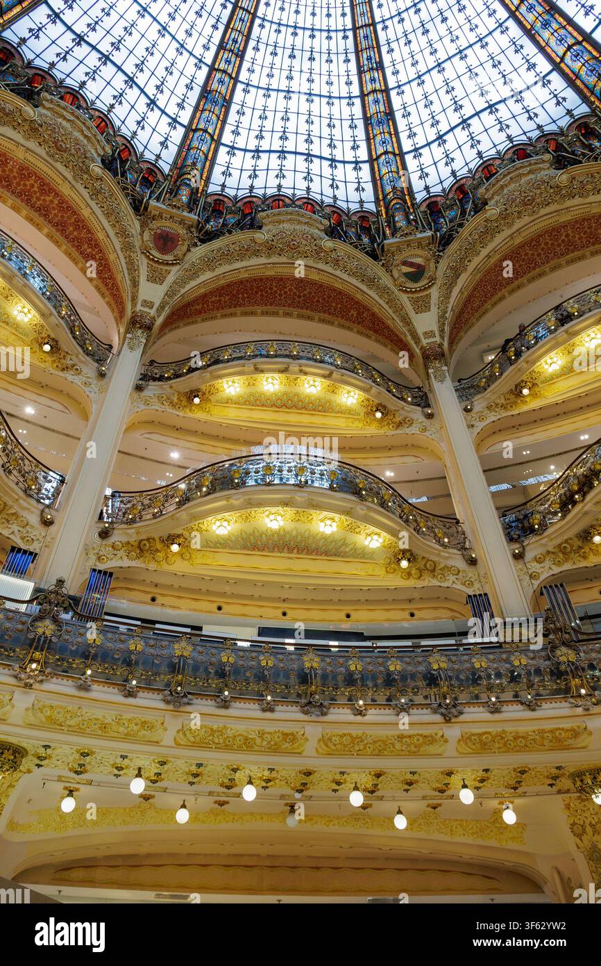 Cupola di vetro ornata e balconi all'interno di una galleria commerciale di lusso storica Foto Stock