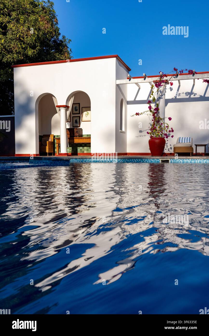 La piscina dell’historico Victoria Falls Hotel – Victoria Falls, Zimbabwe Foto Stock