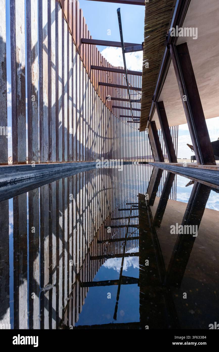 Elementi di design architettonico sorprendenti in una piscina riflettente alla Dead Valley Lodge nel Parco Nazionale di Namib-Naukluft, Namibia, Africa Foto Stock