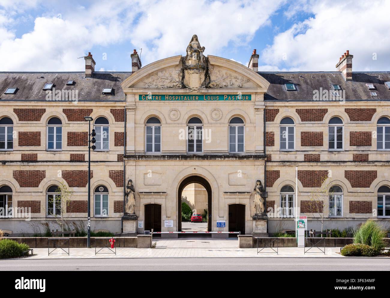 Vista frontale della facciata principale dell'ospedale Louis Pasteur a Cherbourg, in Francia, parte del Centro Ospedaliero Pubblico del Cotentin, in una giornata di sole. Foto Stock
