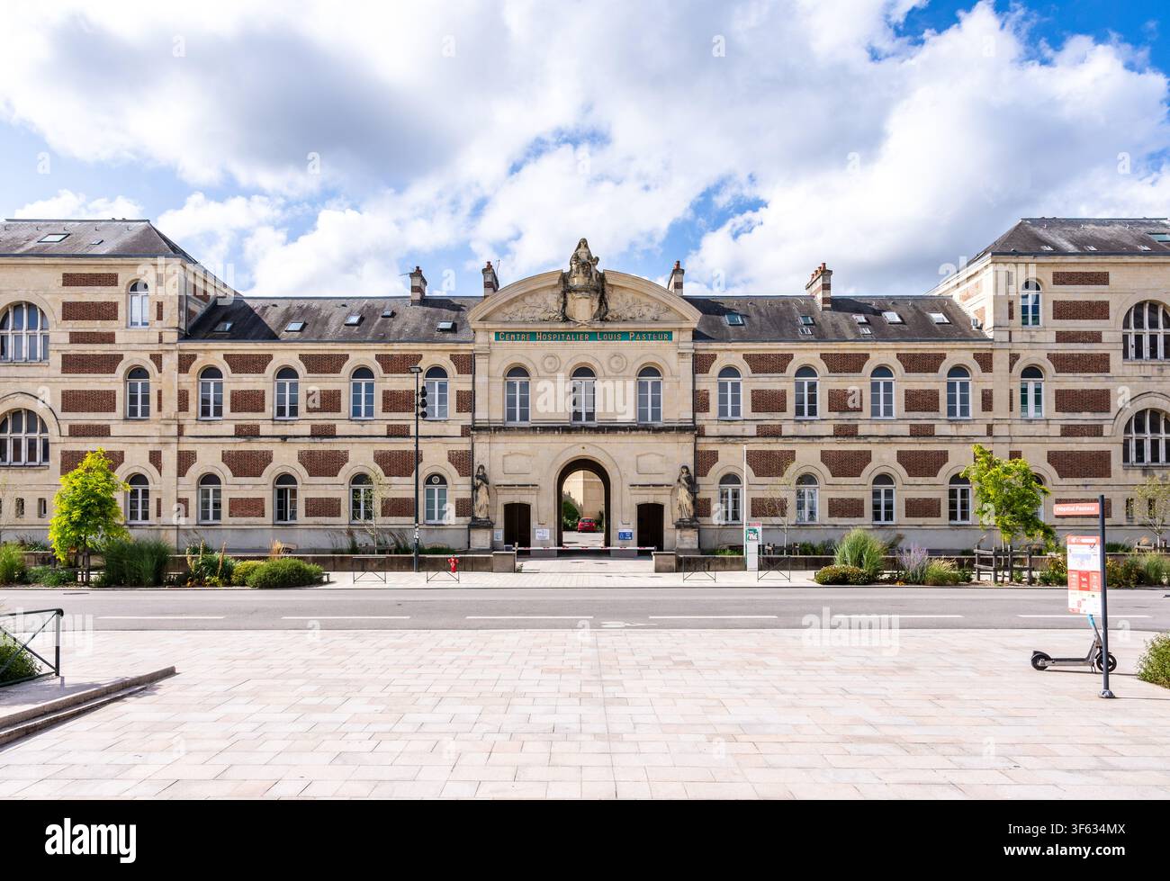 Vista frontale della facciata principale dell'ospedale Louis Pasteur a Cherbourg, in Francia, parte del Centro Ospedaliero Pubblico del Cotentin, in una giornata di sole. Foto Stock