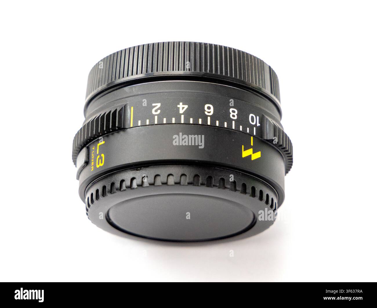 Una vista ravvicinata di un tubo di estensione macro nero per fotocamere isolato su uno sfondo bianco Foto Stock