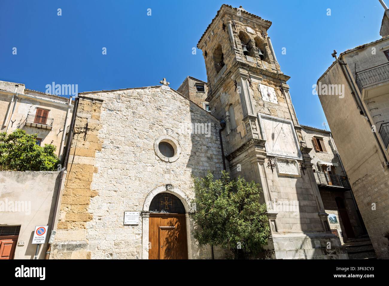 Chiesa storica in pietra di San Pietro Apostolo nel villaggio di montagna di Petralia Sottana, Sicilia, Italia Foto Stock