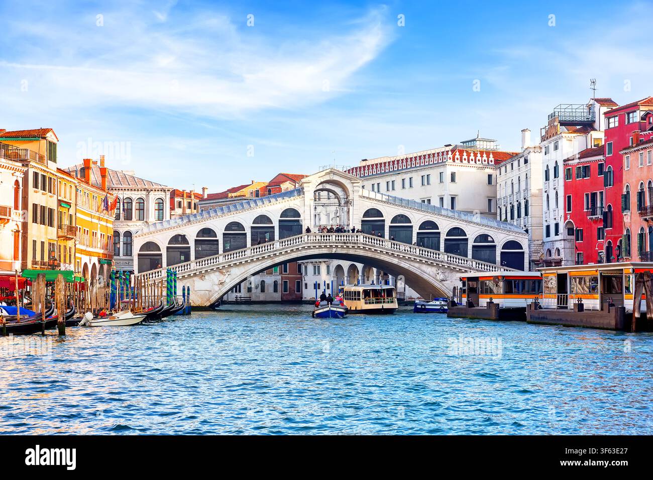 L'iconico Ponte di Rialto che si estende sul Canal Grande a Venezia, Italia. Un simbolo senza tempo dell'architettura veneziana e una delle mete turistiche più visitate d'Europa Foto Stock