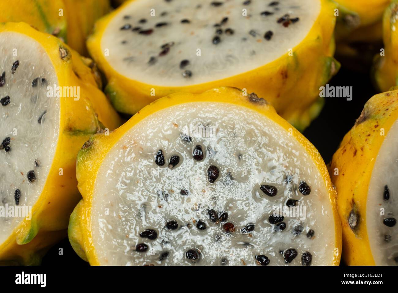 Vista ravvicinata dei frutti pitahaya gialli maturi Foto Stock