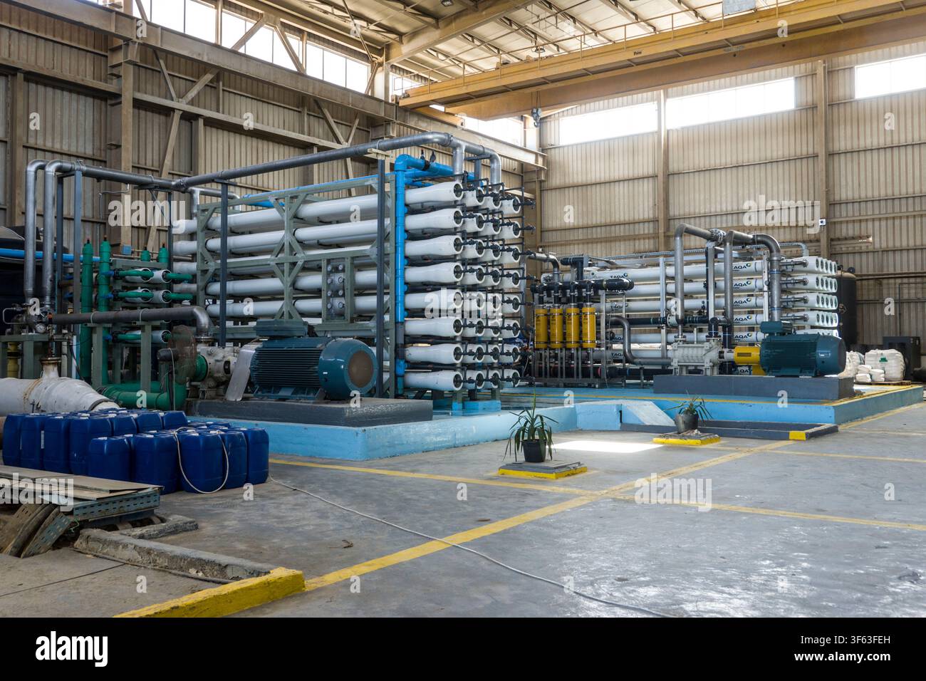 Impianto di desalinizzazione dell'acqua di mare - Vasche a pressione con membrane a osmosi inversa, Safaga, Egitto, Soma Bay Foto Stock