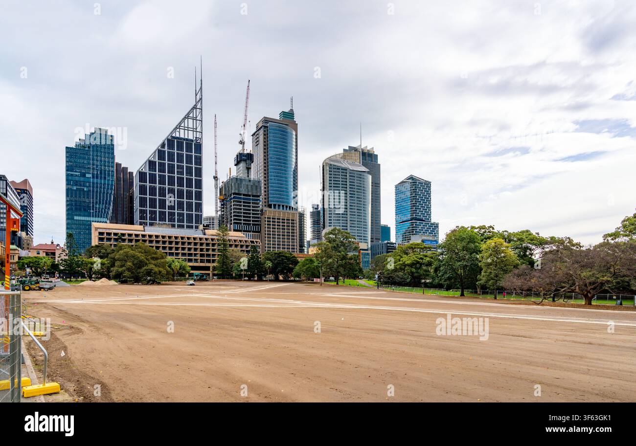 The Domain, Sydney, Aust. 19 giu 2026: Miglioramenti di drenaggio e una risemina dei prati del Phillip Precinct a The Domain, Sydney sono in fase di completamento Foto Stock