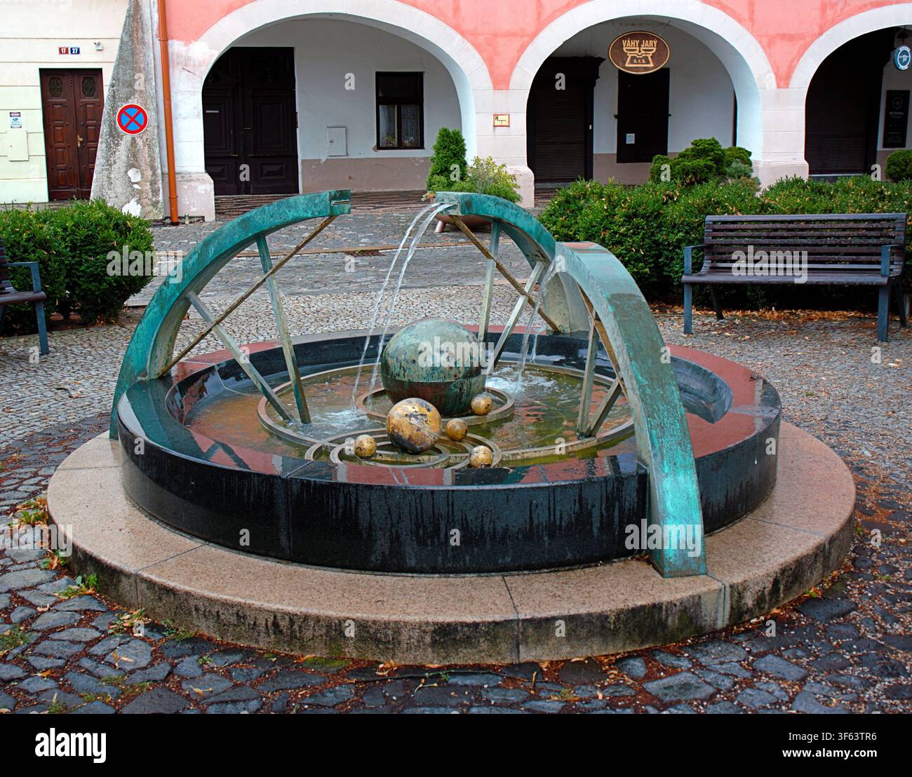 Benatky nad Jizerou, Regione della Boemia centrale, Repubblica Ceca – 27 luglio 2026: Fontana decorativa moderna su Piazza Hus. Foto Stock