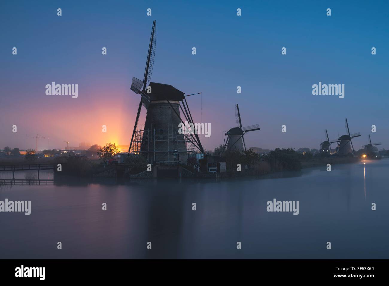 Ora blu, Kinderdijk, Mulino, Paesi Bassi, Europa Foto Stock