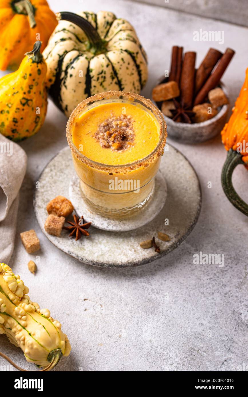 Frullato di zucca piccante da bere in autunno Foto Stock