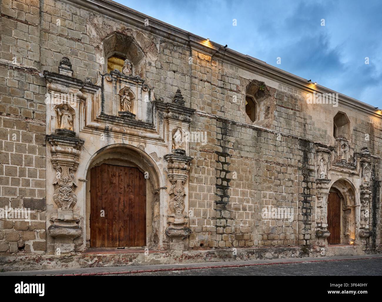 Facciata delle rovine del Convento di Santa Clara, Convento Santa Clara, Antigua, Guatemala, America Centrale Foto Stock