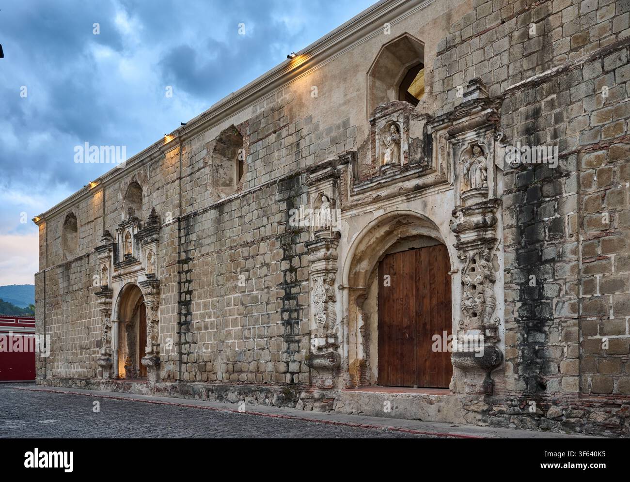 Facciata delle rovine del Convento di Santa Clara, Convento Santa Clara, Antigua, Guatemala, America Centrale Foto Stock