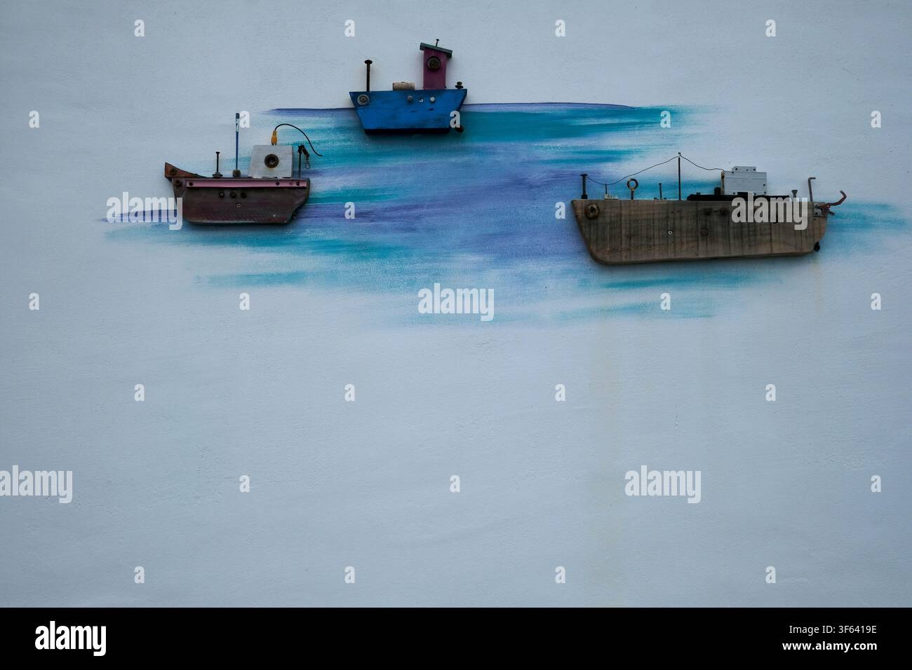 Spagna, Andalusia, Manilva, parete, decorazione, barche Foto Stock