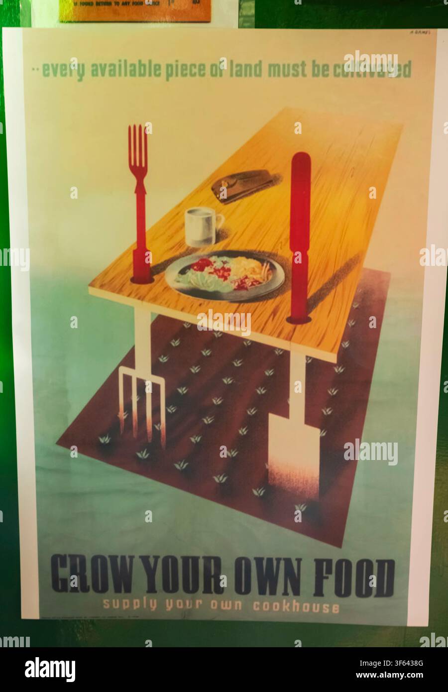 Inghilterra, Hampshire, Ropley, Stazione di Ropley, La ferrovia del patrimonio Mid-Hants nota come The Watercress Line, Poster vintage del tempo di guerra che promuove la coltivazione del proprio cibo Foto Stock