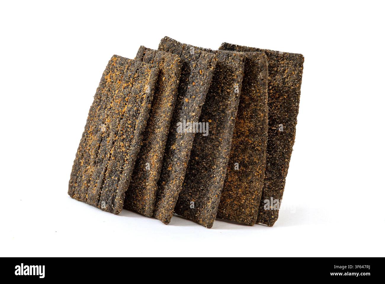 Mucchio di cracker di riso croccanti con semi di sesamo nero Foto Stock