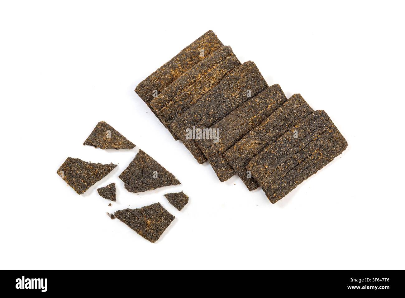 Mucchio di cracker di riso croccanti con semi di sesamo nero Foto Stock