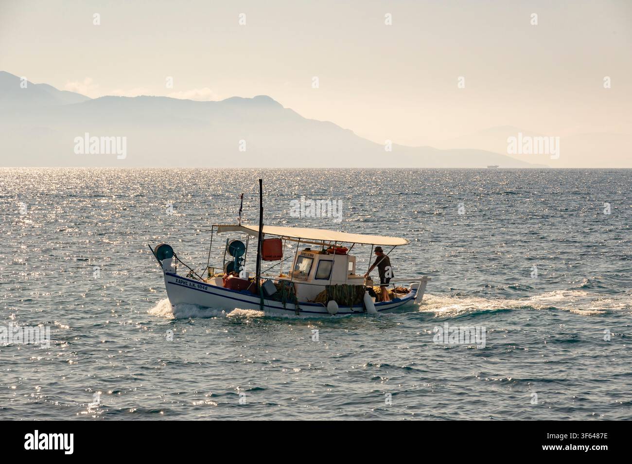 Grecia, Europa sudorientale, Corfù, un'isola greca al largo della costa nordoccidentale nel Mar Ionio, gita in barca da Lefkimmi a Paxos, peschereccio Foto Stock