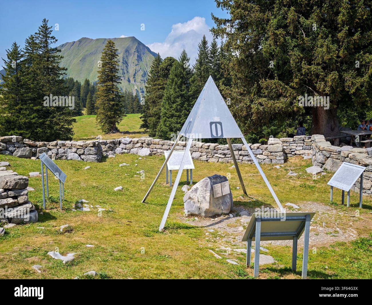 Vista su Aelggialp, il centro geografico della Svizzera nelle Alpi svizzere Foto Stock