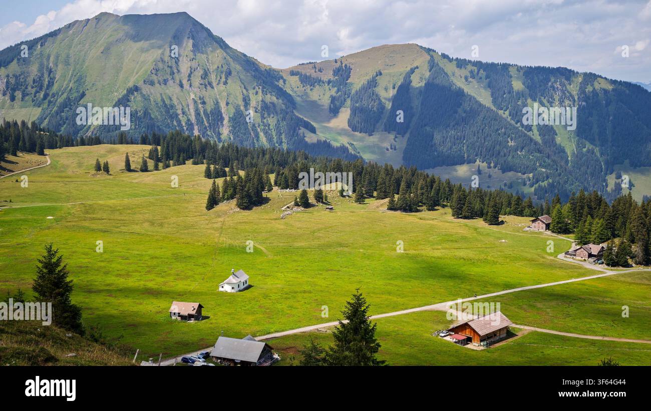 Vista su Aelggialp, il centro geografico della Svizzera nelle Alpi svizzere Foto Stock