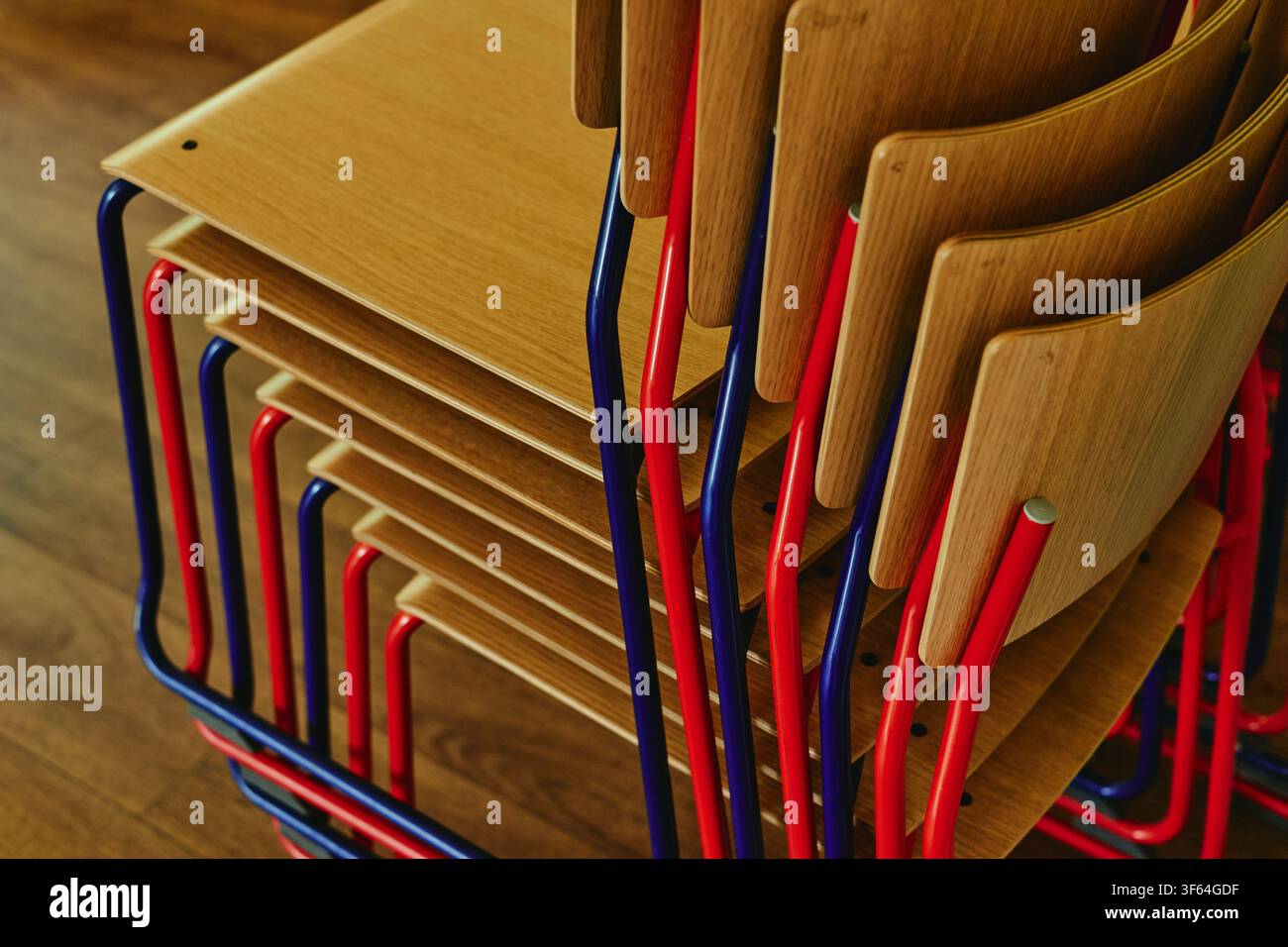 Sedie da ufficio in legno impilate che rappresentano l'organizzazione dell'ufficio Foto Stock