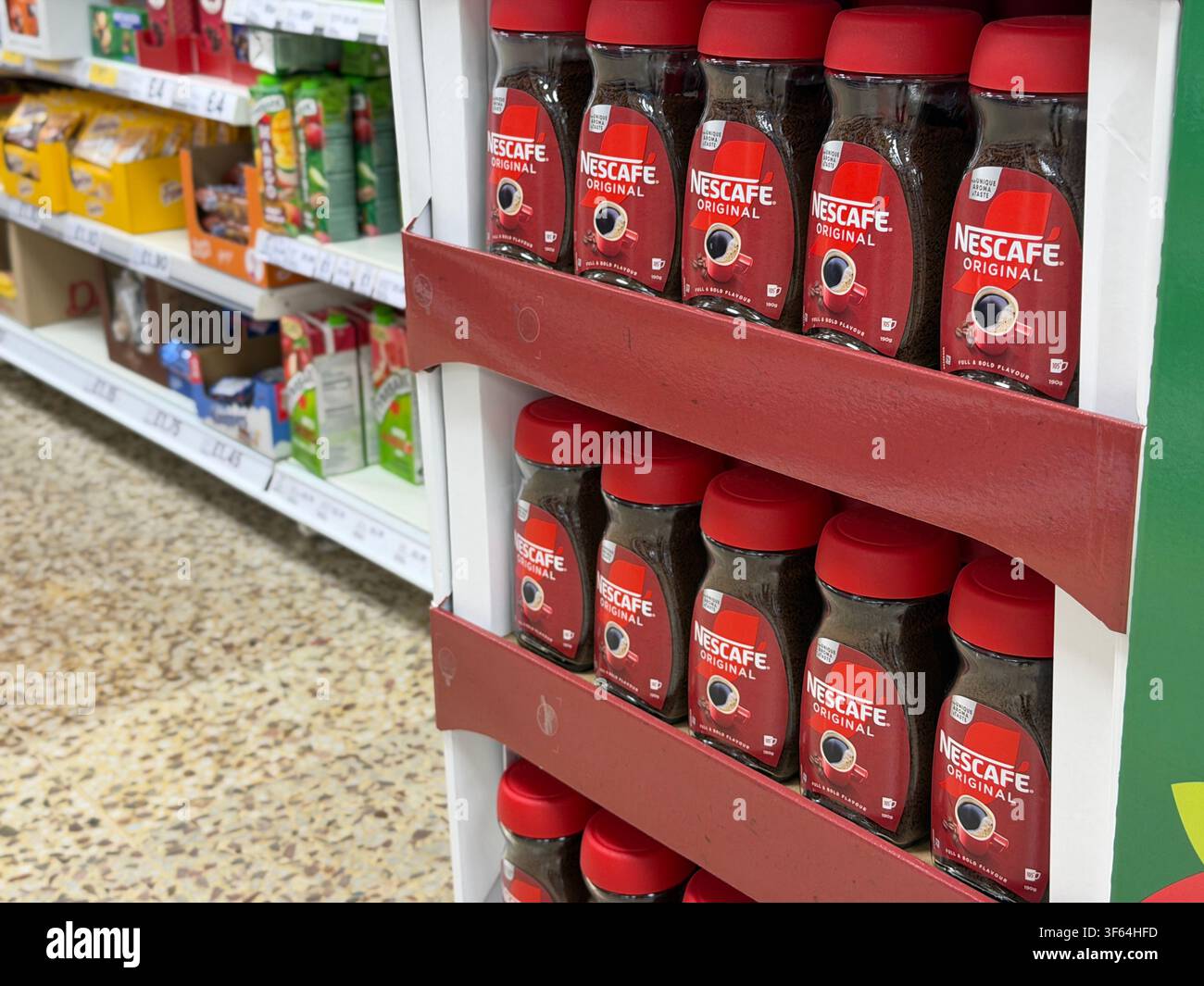 Caffè istantaneo Nescafé Original esposto su un banco promozionale di un supermercato, che illustra la spesa e l'aumento dei prezzi del caffè nel Regno Unito. Foto Stock