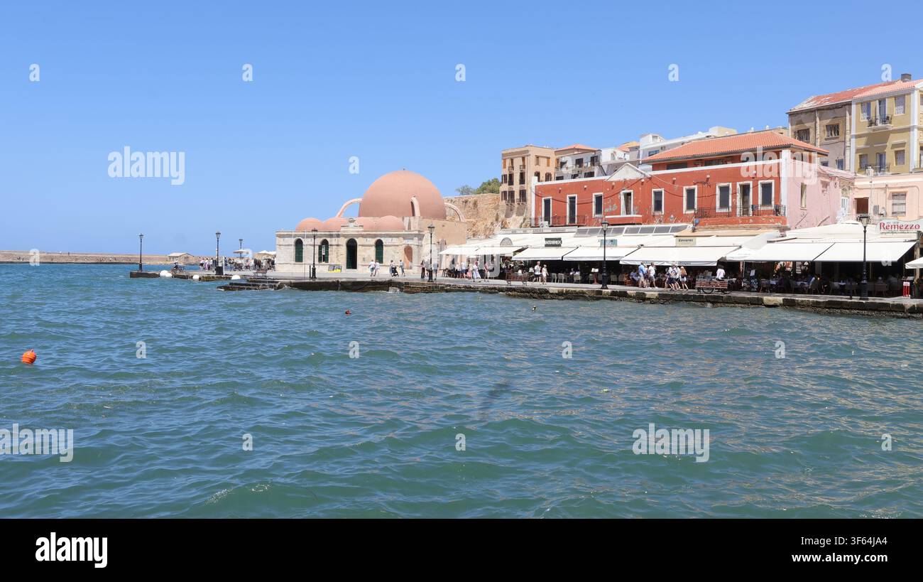Una tranquilla sezione della storica passeggiata sul lungomare lungo il vecchio porto di Chania, Creta, Grecia. Foto Stock