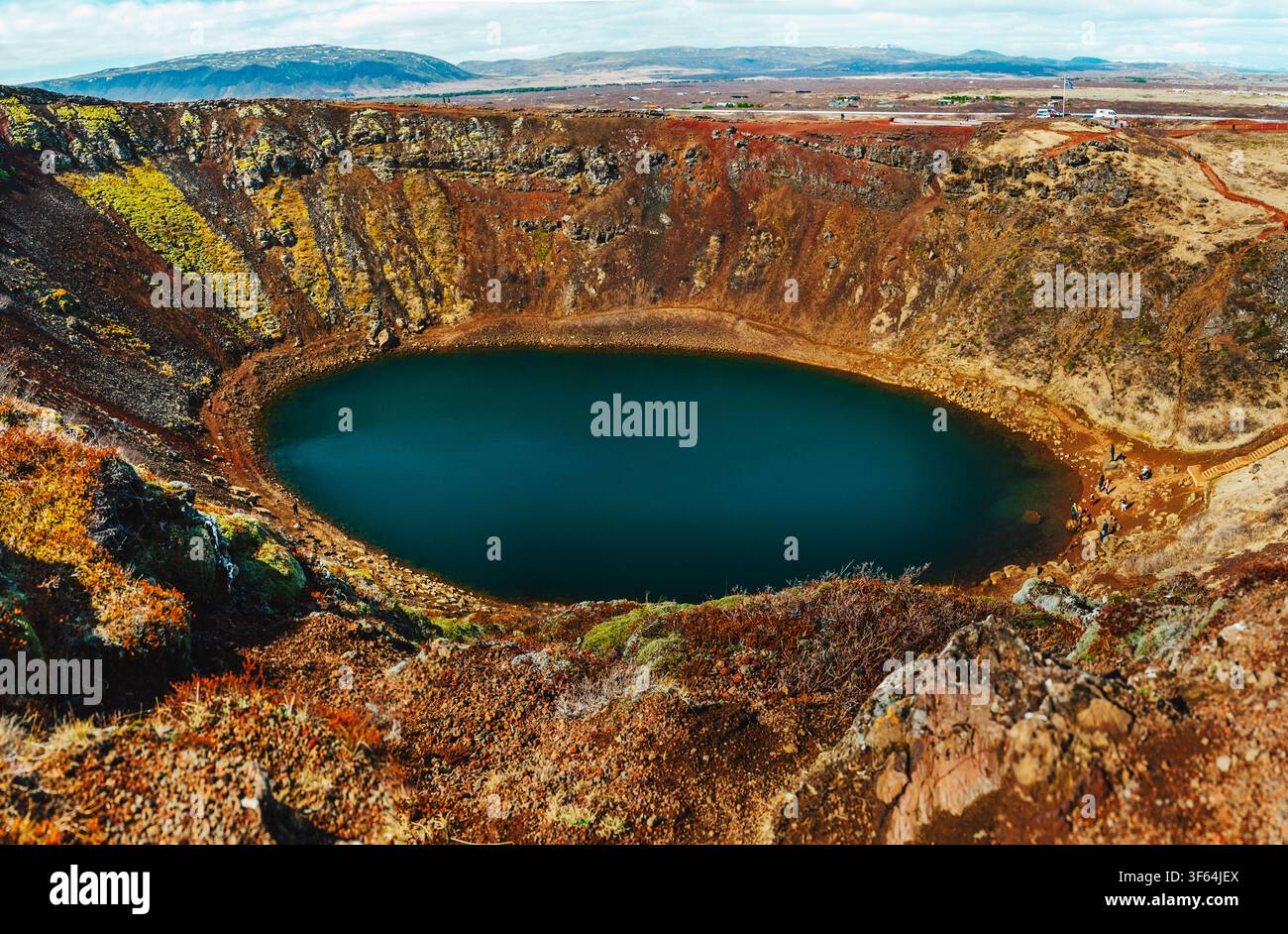 Lago di cratere vulcanico Kerid con acqua turchese vivida e pareti di roccia vulcanica rossa, Circolo d'Oro, Islanda Foto Stock