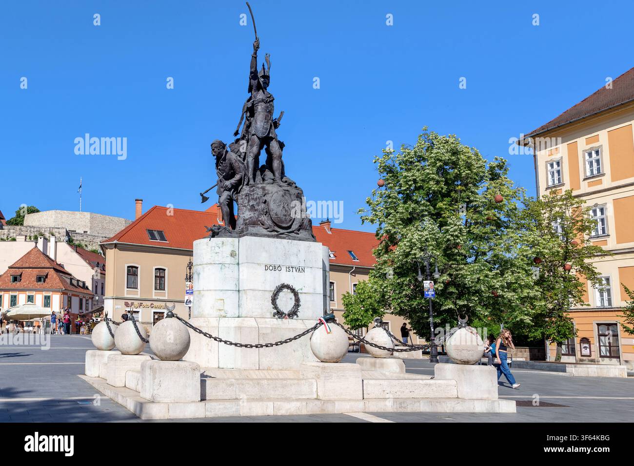 EGER, UNGHERIA - 27 MAGGIO 2024: Questo è un monumento al leader militare Istvan Dobo sulla piazza omonima. Foto Stock