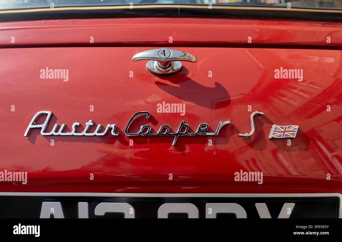 Insegna classica di questa leggendaria auto sportiva britannica Mini Cooper S Foto Stock