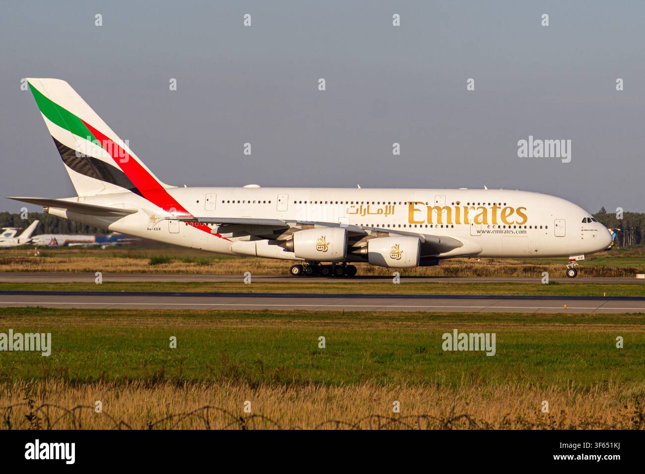 Profilo laterale di un aereo passeggeri Emirates Airbus A380 che taxa in aeroporto Foto Stock