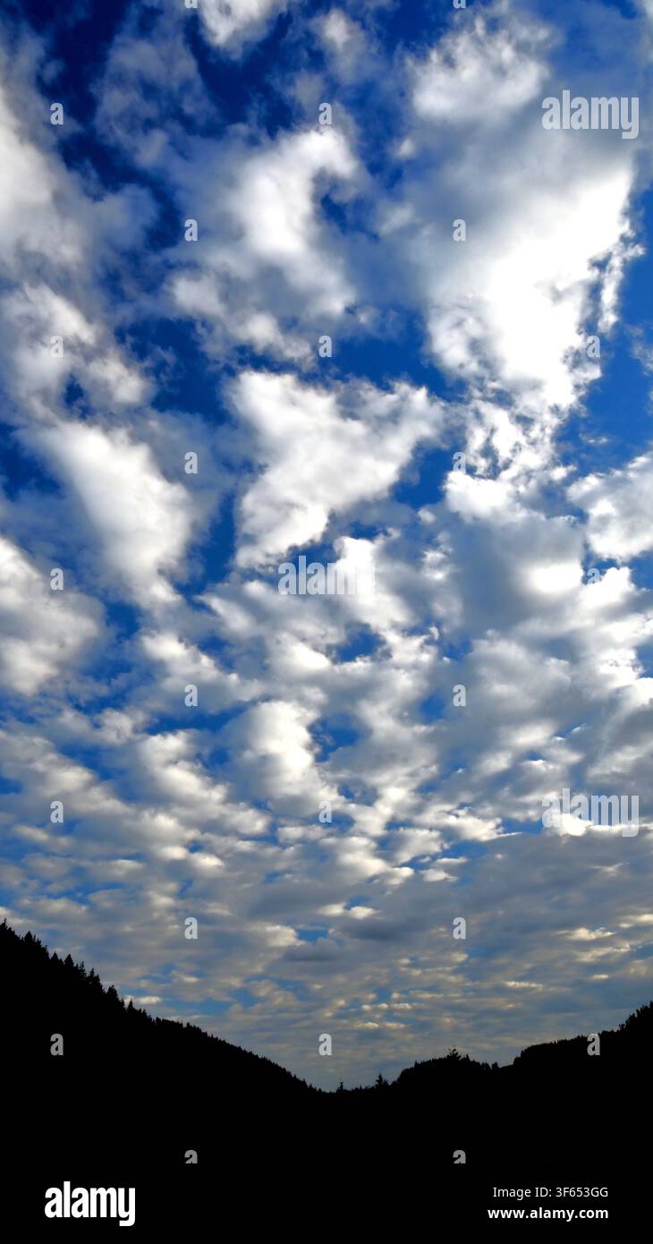 Nuvole altocumulus o cielo di macchia sopra la valle di Dyfi nel Galles. Foto Stock