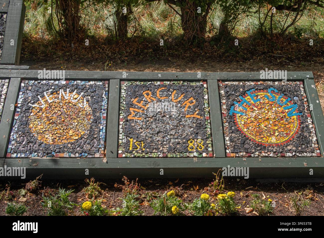Sistema Solare, un'installazione artistica a mosaico su The Walks, Kings Lynn, Norfolk Foto Stock