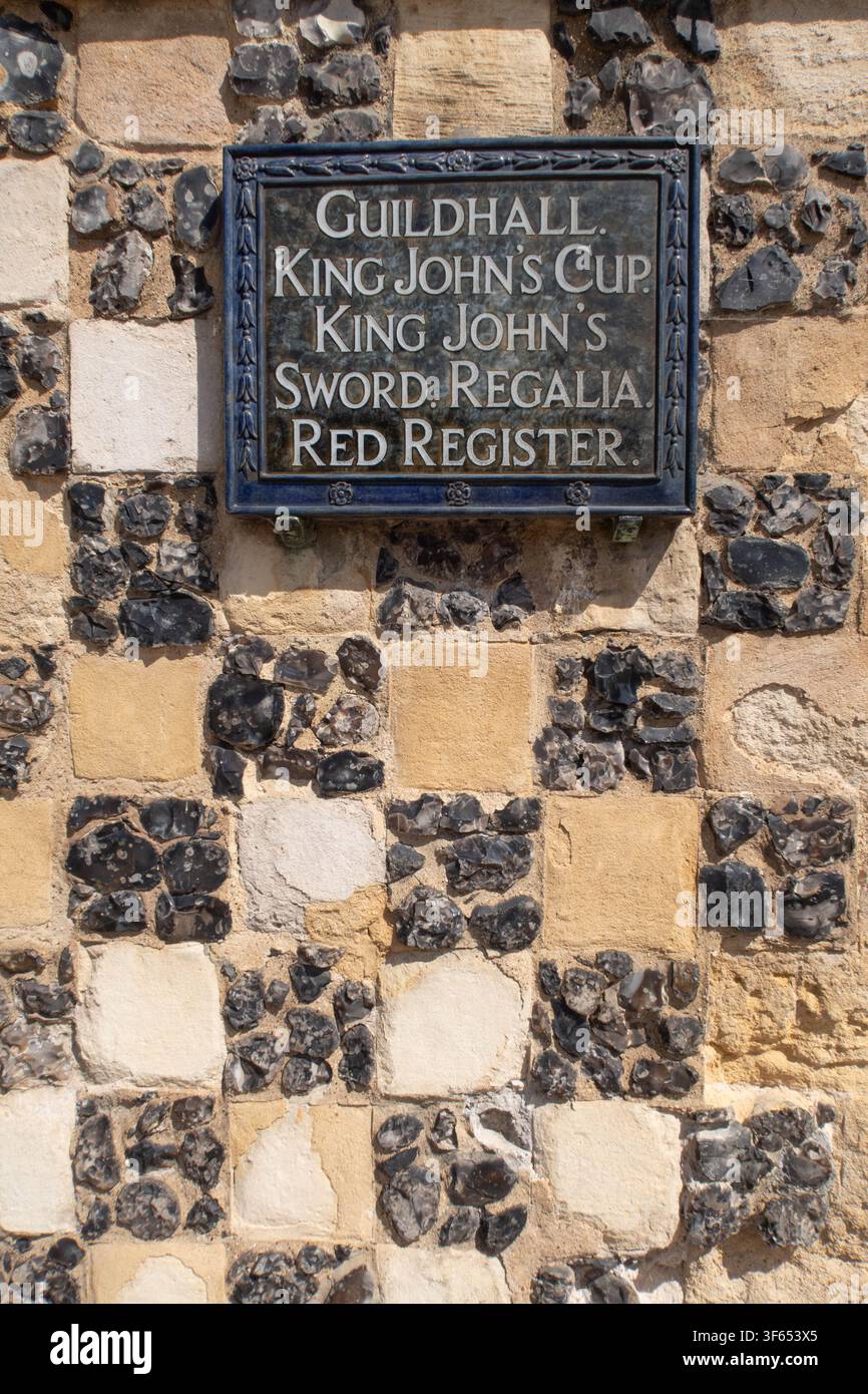Un cartello al Kings Lynn Guildhall: la coppa di Re Giovanni, la spada di Re Giovanni, le insegne e il registro rosso Foto Stock