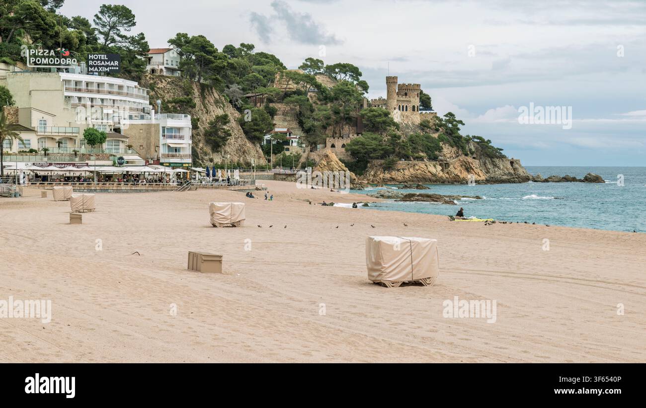 Vista panoramica della spiaggia di Lloret de Mar con il castello di d'en Plaja arroccato su una scogliera, Girona, Catalogna, Spagna. Foto Stock