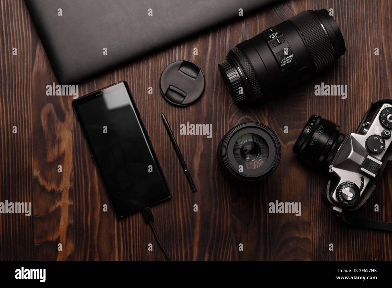 Sfondo desktop di un fotografo professionista con dispositivi tecnologici e lenti ottiche, concetto di creazione di contenuti freelance e attrezzatura per la fotografia digitale. Foto Stock