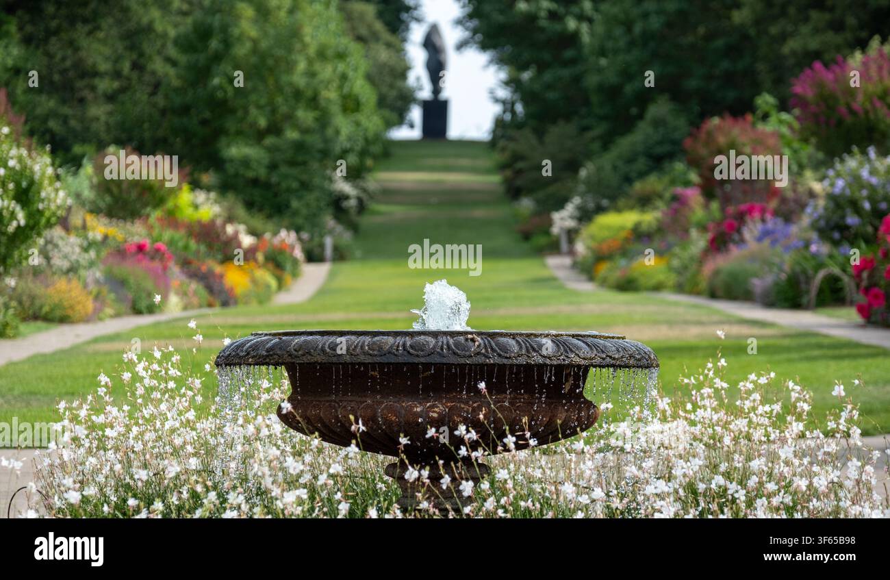 Stupenda bordura di fiori misti colorata al giardino di Wisley, Surrey UK. Le ampie aiuole sono piantate principalmente con piante perenni. Foto Stock
