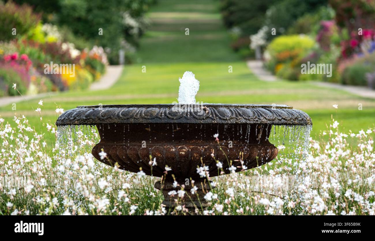 Stupenda bordura di fiori misti colorata al giardino di Wisley, Surrey UK. Le ampie aiuole sono piantate principalmente con piante perenni. Foto Stock