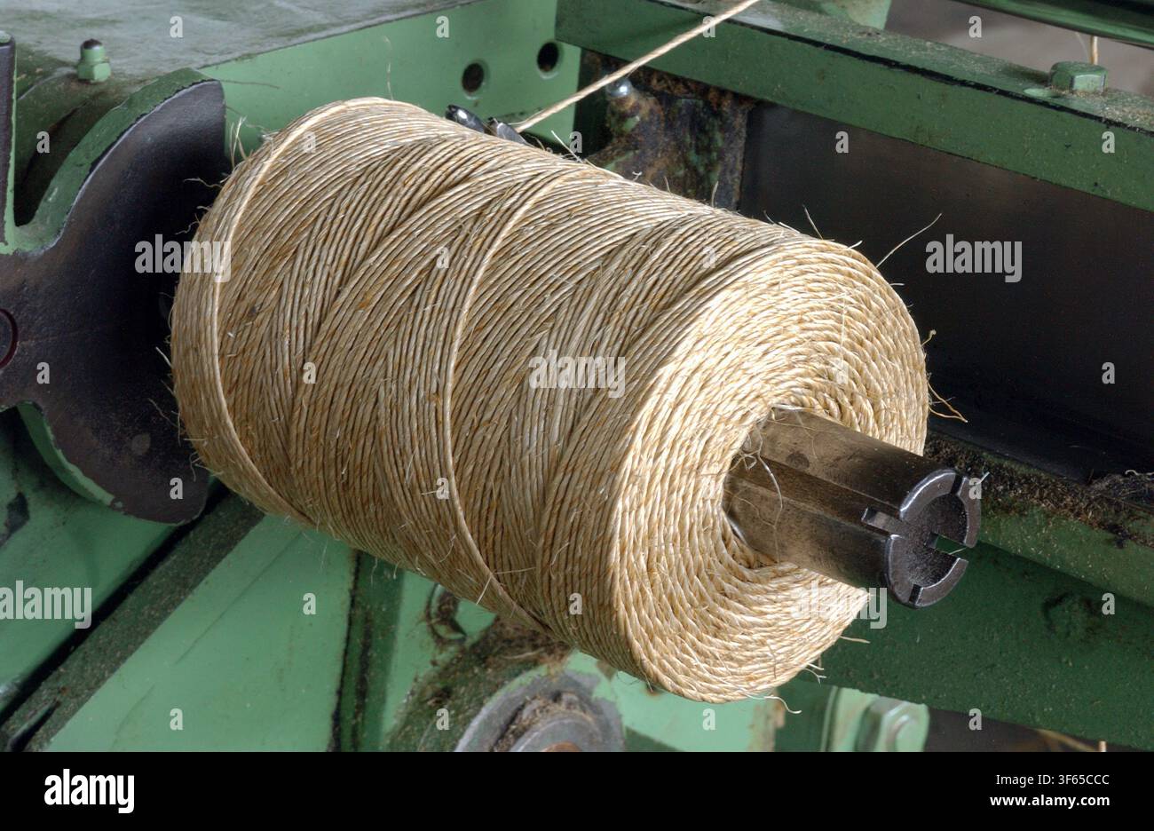Avvolgimento di spago di sisal su macchina industriale per bobine Foto Stock