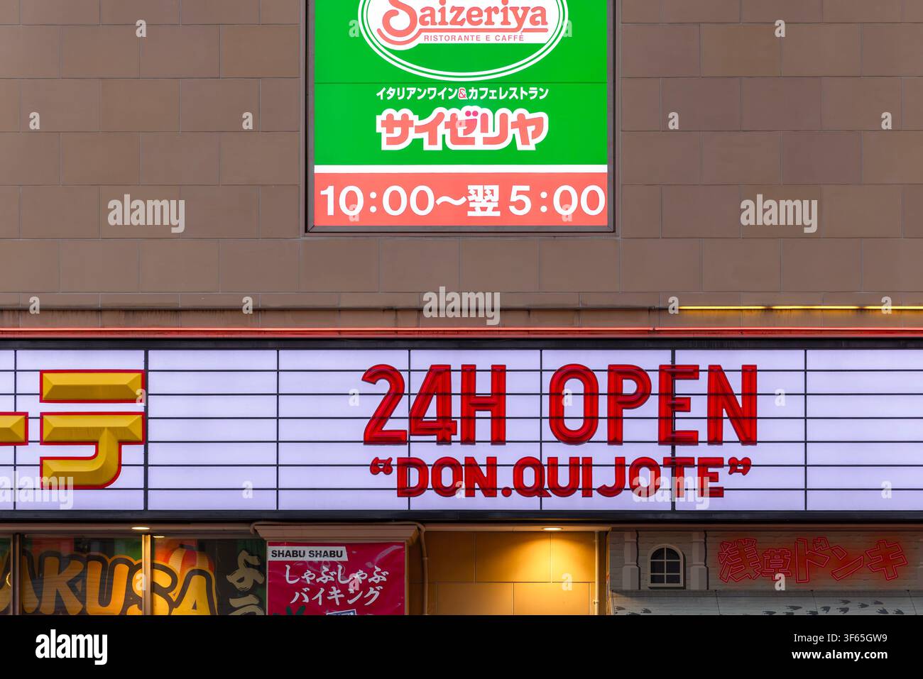 Tokyo Giappone - 21 giugno 2026 - Asakusa Don Quijote Insegne al neon brillanti illuminano la facciata di un edificio Foto Stock