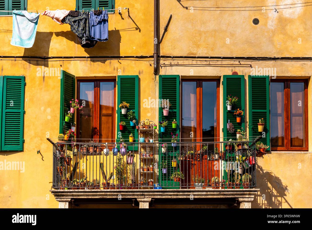 Un balcone di appartamento colorato nella città di Siena, Toscana, Italia. Foto Stock