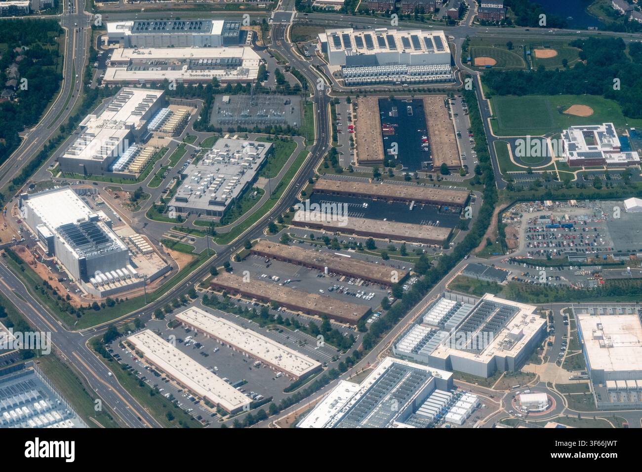 Vista aerea di un fitto gruppo di data center, comprese le strutture in costruzione, nella Data Center Alley della contea di Loudoun nella Virginia del Nord Foto Stock