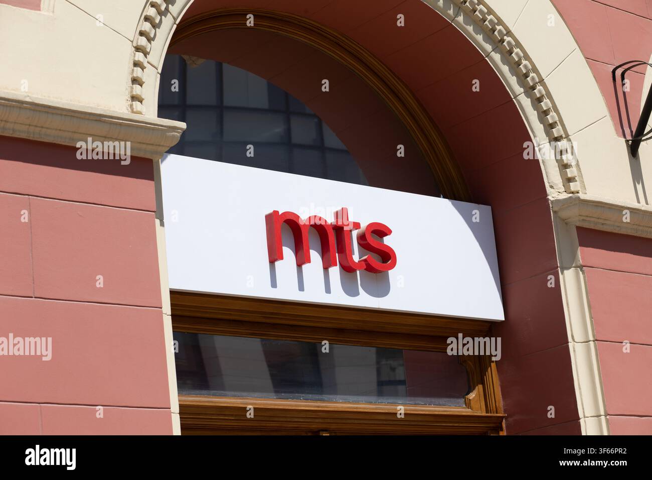 Subotica, Serbia - 2 agosto 2026: Vista esterna di un negozio al dettaglio dell'operatore di telefonia mobile mts a Subotica. La fotografia documenta i servizi di telecomunicazione Foto Stock