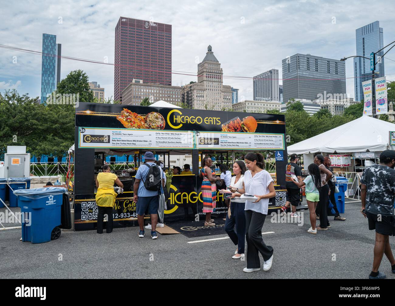 I visitatori del festival acquistano cibo allo stand Chicago Eats durante l'evento Taste of Chicago all'aperto nel Grant Park. Foto Stock