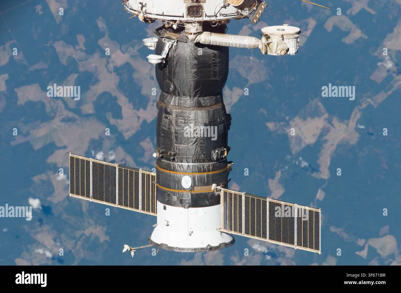 La navicella spaziale Progress 22P attraccata alla Stazione Spaziale Internazionale durante la missione STS-117 nel 2007. Foto Stock
