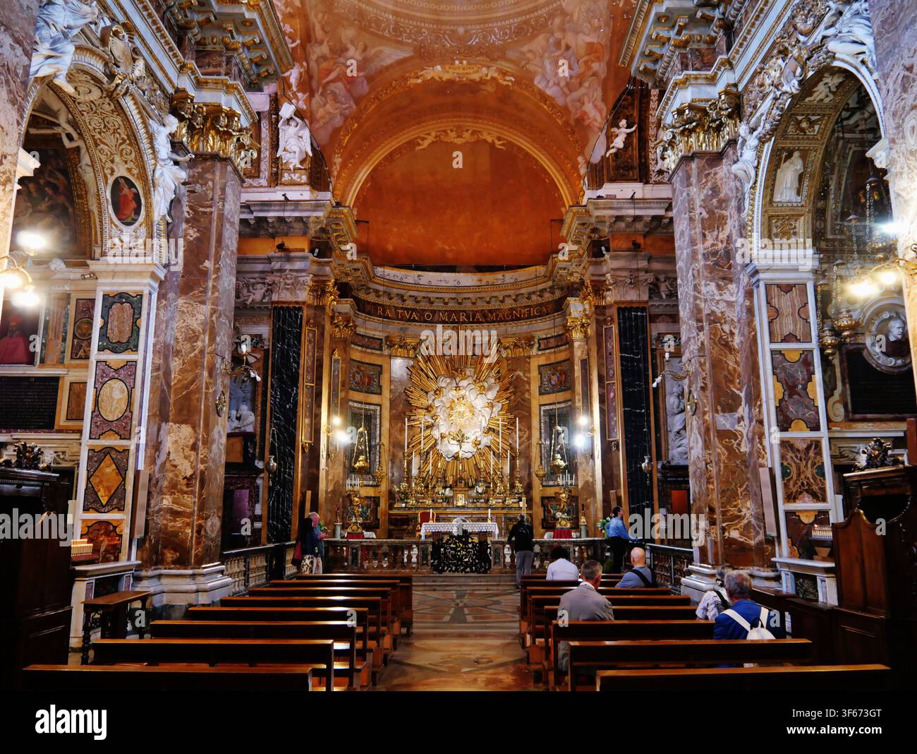 Navata della Chiesa di Santa Maria della Vittoria/Santa Maria della Vittoria, Roma, Lazio, Italia, aprile 2024 Foto Stock