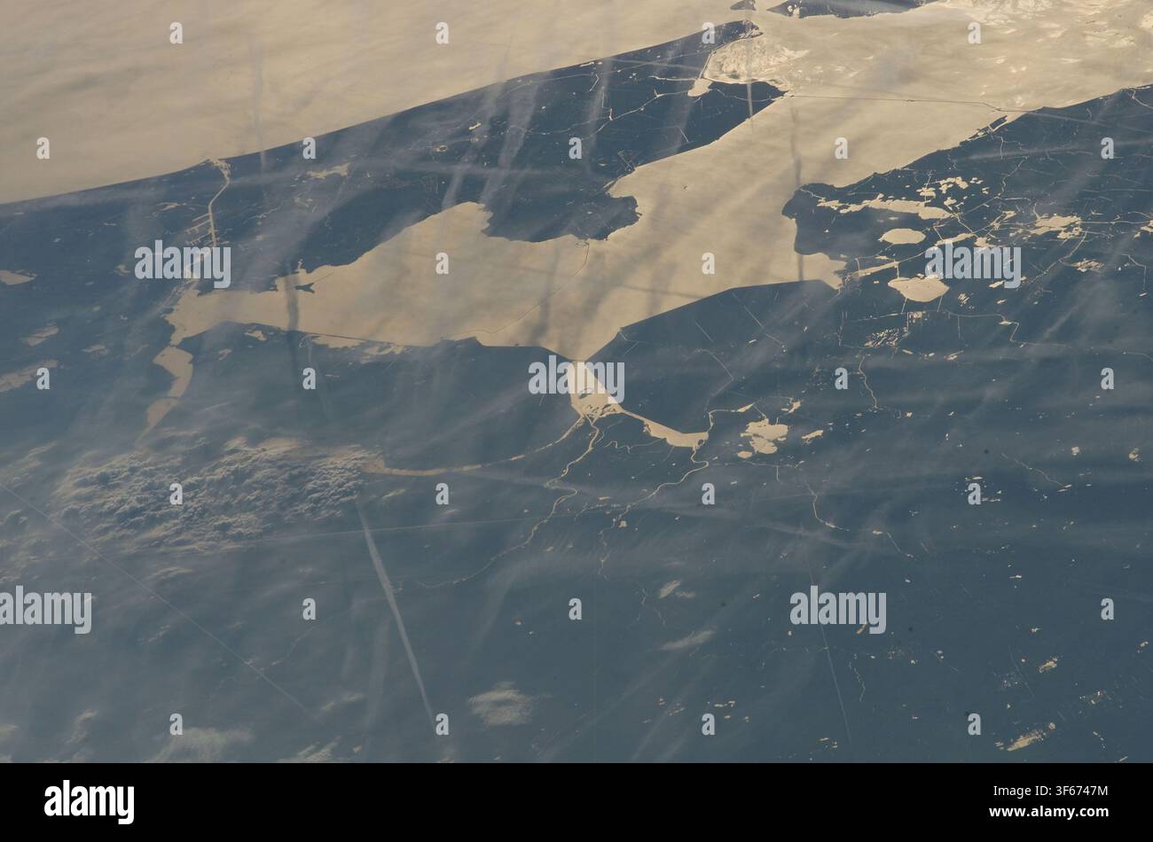 Osservazioni della Terra da parte di un membro dell'equipaggio della missione STS-117 durante il programma dello Space Shuttle. Foto Stock